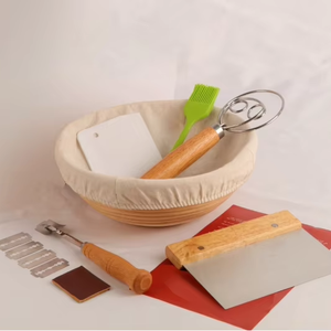 Kits personalizados de fermentación de masa madre: Cesta de mimbre indonesio para fermentación de pan con forros, batidor de masa, raspador y cepillos. - Product Image 1
