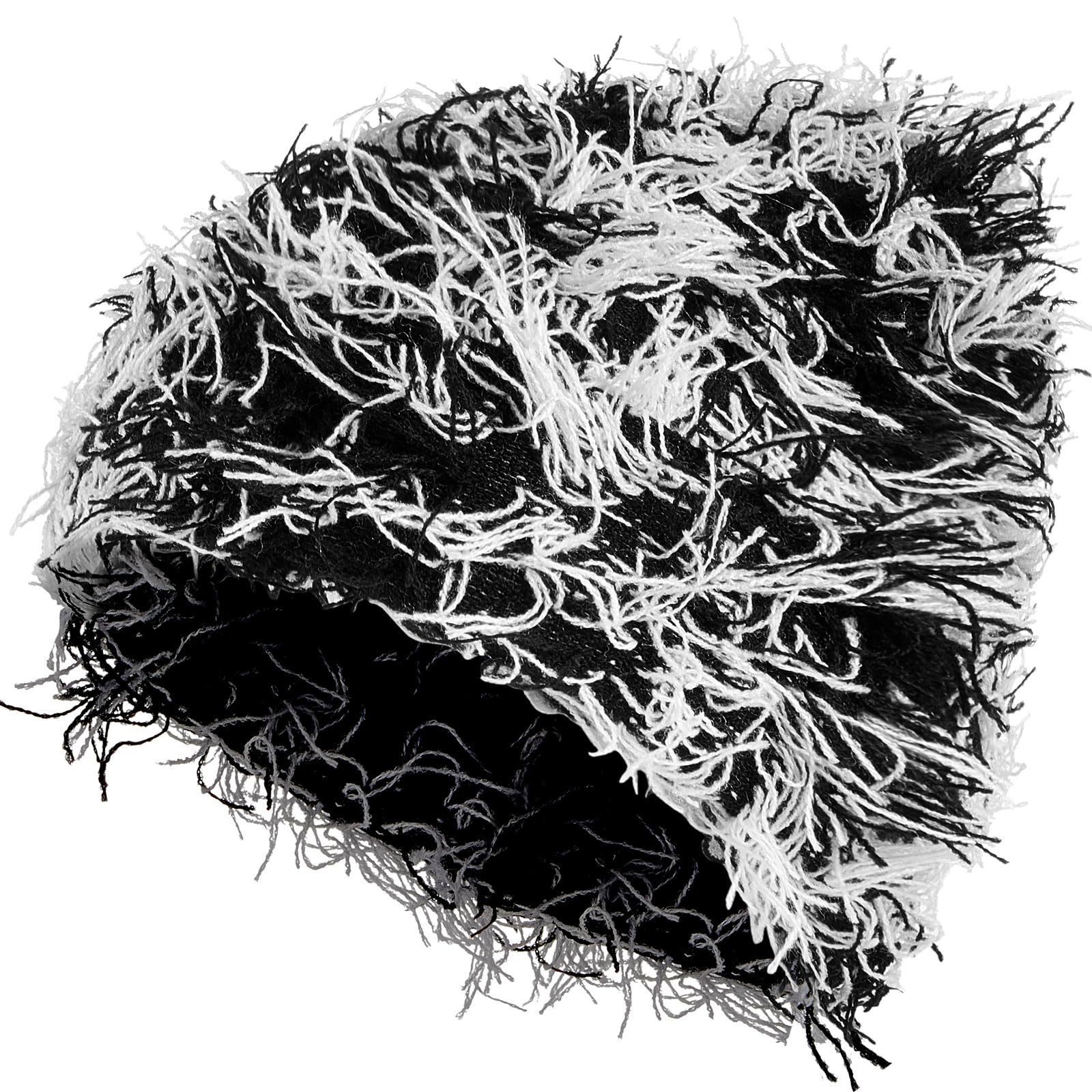 Fond noir avec barbe noire et blanche