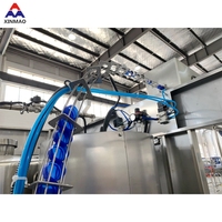 Machine de remplissage d'eau commerciale automatisée 4000 BPH pour bouteilles PET de 2 L