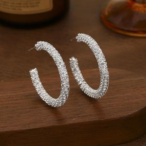 Pendientes de Latón de Lujo Ligero de Moda Europea y Americana, Diseño Geométrico Redondo Personalizado para Mujer - Product Image 4