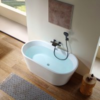 Baignoire autoportante en acrylique ovale moderne à dossier haut avec ensemble d'accessoires de salle de bain pour la maison, l'hôtel et la villa