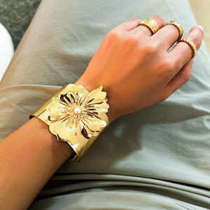 Nouveauté Bijoux de Mode Perle Exagérée Artisanat Métal Fleur Avancée Or 18K Bracelet <span class=keywords><strong>Manchette</strong></span> Ouvert pour Femmes - Product Image 2