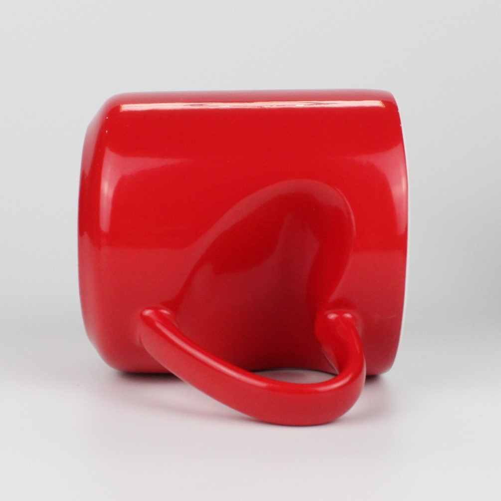 Caja grande roja y blanca.