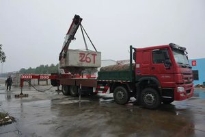 Grúa articulada montada en camión Howo 8x4 de 60-100 toneladas con brazo plegable para elevación y transporte de equipos pesados - Product Image 5