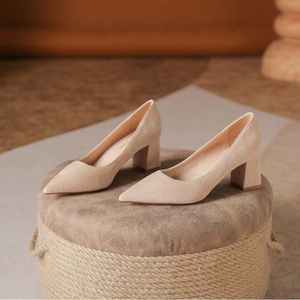 Escarpins à bout pointu et talon carré en daim 6555A – Chaussures de bureau respirantes à talon haut de couleur unie pour femmes - Product Image 4