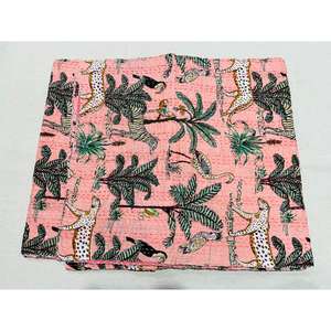 Colcha de Algodón Kantha con Estampado a Mano y Arte Textil Cultural Diseñada para Mejorar la Comodidad del Dormitorio - Product Image 1