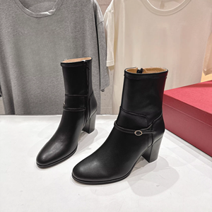 รองเท้าบูทหุ้มข้อส้นกลางหัวแหลมพร้อมสายรัดแบบเก๋ไก๋และซิปด้านข้างสำหรับผู้หญิง เหมาะสำหรับใส่ในช่วงกลางคืนสไตล์วาเลนติโน - Product Image 1