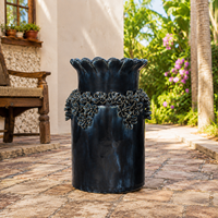 Vase à fleurs en céramique sculpturale bleu marine avec décoration florale en relief et bordure en pétales pour table console et décoration intérieure