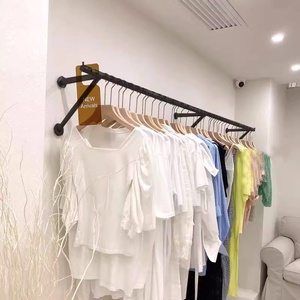 Semplice moderno appendiabiti al dettaglio negozio di abbigliamento nero a parete tubo appendiabiti per negozio di abbigliamento - Product Image 2