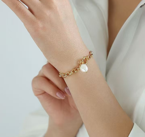สร้อยข้อมือทองเหลืองประดับมุกธรรมชาติ ของขวัญสำหรับผู้หญิง เหมาะสำหรับชมรมความงามและฟิตเนส สถาบันต่างๆ และของที่ระลึกสำหรับแขก - Product Image 2