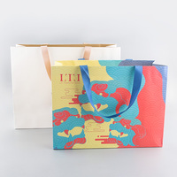 Sacs en papier à bas prix réutilisables avec votre propre logo, emballage de boutique de mariage avec poignée, fournisseur d'épicerie, sacs cadeaux pour fêtes d'enfants