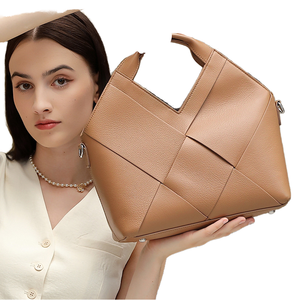 กระเป๋าถือหนังแท้ลายทอ กันน้ำ ดีไซน์หรูหรา สำหรับผู้หญิง แบรนด์ Modern Lady Camel เหมาะสำหรับการช้อปปิ้งแบบสบายๆ - Product Image 1
