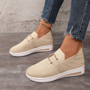 Chaussures décontractées à enfiler pour femmes avec chaîne métallique décorative, plateforme en maille respirante, grandes tailles, pour la marche quotidienne - Product Image 1