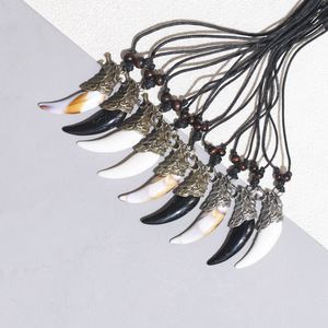 Collier Pendentif Amulette Dent de Loup Classique pour Hommes, avec Pointe en Forme de Dents de Loup, Bijou Porte-Bonheur, Tête de Loup Tressée sur Cordon Rétractable, Or Antique - Product Image 3