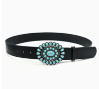 Ceinture classique en cuir noir lisse avec boucle à ardillon en alliage, incrustation turquoise vintage et détails en argent antique. Longueurs 92-112 cm Rétro