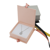 Boîte cadeau en carton rigide personnalisée avec logo en relief 9*9*3cm, insert en éponge et fermeture magnétique pour bijoux en perles