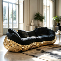 Canapé multi-places en fibre de verre courbée en velours noir avec coque dorée texturée pour espace résidentiel contemporain haut de gamme