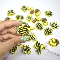 Promotionnel nouvelle abeille en forme de lettre Style chaussures breloques avec populaire Pvc dessin animé charme décoration pour chaussure sabot boucle accessoire