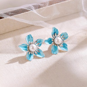 Pendientes de Perlas con Flores Esmaltadas en Magenta, Hechos a Mano, Estilo Vintage, Joyería Floral para Mujer - Product Image 5