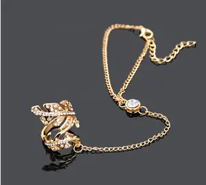 Pulsera de cadena de oro de 14K conectada con un anillo