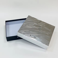 Couvercle spécial rigide personnalisé en forme de ruban deux pièces 2mm d'épaisseur boîtes cadeaux en carton à couvercle pour T-shirt hommes boîte à vêtements