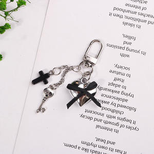 Nouveau porte-clés de couple de coeur en tissu rétro pendentif de sac de voiture polyvalent noir - Product Image 3