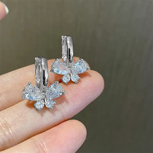 Orecchini a Farfalla per Donne, Graziosi Clip per Orecchie Scintillanti per Uso Quotidiano - Product Image 6
