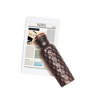Botella de agua de cobre con superficie de panal, acabado en pátina oscura, reutilizable, a prueba de fugas, para el hogar, viajes y oficina. - Product Image 1