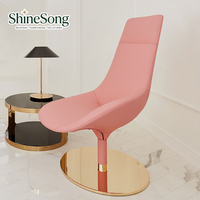 Fauteuil individuel moderne haut de gamme en tissu de luxe avec détails rivetés, base dorée, mobilier design pour salon et villa