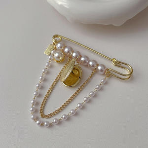 Broche de diseñador chapado en oro con aleación, remaches, cadena de cuentas CCB irregular y borlas, <span class=keywords><strong>para</strong></span> mujer, moderno, <span class=keywords><strong>para</strong></span> fiesta, traje, accesorios de moda - Product Image 2