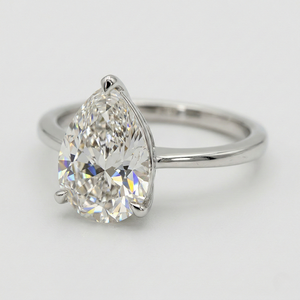 Bague en platine avec diamants pour femme, au style sophistiqué et finition haut de gamme, idéale pour les bijoux de mariage et les cadeaux spéciaux - Product Image 3