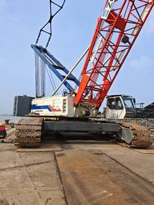 Second Hand Zoomlion 200T Crawler Crane Low Working Hours Stable Performance Heavy Duty Track Crane With Complete Boom - Product Image 4