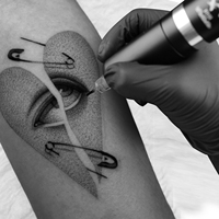 Découvrez la machine à tatouer électrique sans fil DISCOVER DEVICE EM7 avec moteur sans noyau, aiguilles à cartouche, batterie rechargeable, course de 4,0 mm