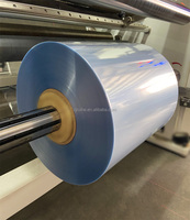 Rouleau de film rétractable en PVC haute transparence recyclable pour l'impression d'étiquettes rétractables et l'emballage de boissons en usine