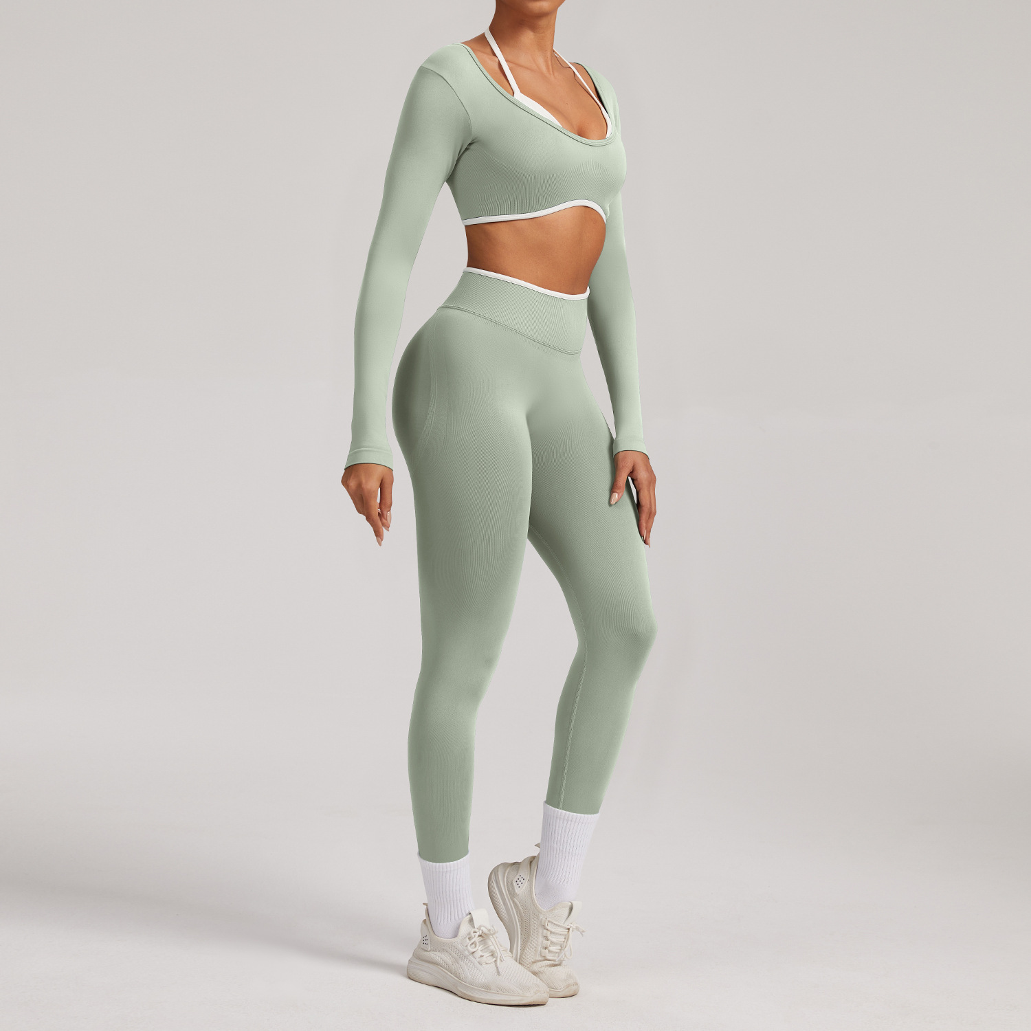 สีเขียวพิสตาชิโอ (เสื้อแขนยาวและกางเกงขายาว)