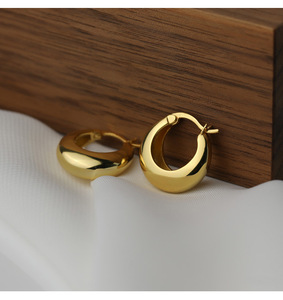 Pendientes de moda de verano para mujer, puños de aro simples de gama alta de lujo ligero, diseño de nicho Ins, joyería para oreja con sentido - Product Image 6