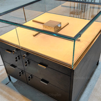 Vitrine de luxe sans cadre en verre pour musée, exposition, galerie d'art, magasin, avec éclairage LED, noir mat, autoportante