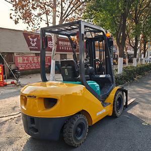 Montacargas Komatsu FD30 Usado de 3 Toneladas con Mástil de Dos Etapas, Motor Diésel Japonés, Desplazador Lateral Hidráulico y Neumáticos Sólidos - Product Image 3