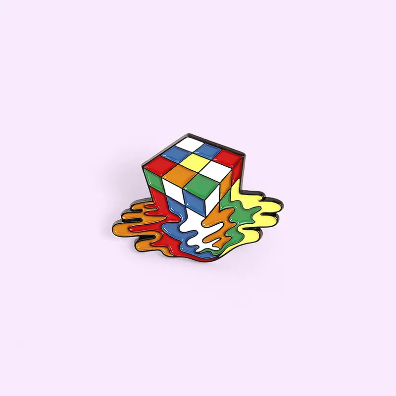 थोक रचनात्मक खिलौना Rubik है घन ब्रोच मिश्र धातु रंग Rubik है घन पिन कॉलर सामान मुलायम तामचीनी पिन समर्थन के साथ कार्ड
