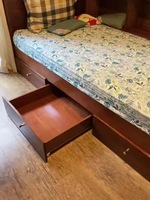 Lit simple moderne en bois massif pour enfants avec bibliothèque intégrée et plateforme de rangement, écologique, idéal pour les petites chambres