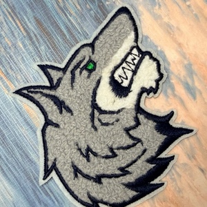 Patch brodé en chenille thermocollant personnalisé avec logo Wild Wolf Totem, résistant à la décoloration et lavable, pour sweats à capuche. - Product Image 2