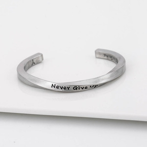 Yunnique Brazalete de acero de titanio de moda con grabado de Never Give Up, joyería de regalo unisex - Product Image 3