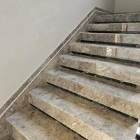 Escalier droit en marbre de qualité supérieure pour bâtiment moderne avec marches en pierre durables et solution d'escalier personnalisée