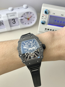 Reloj Mecánico de Lujo de Alta Gama con Fibra de Carbono, Movimiento Central Tourbillon, Características de Buceo, Esfera con Indicadores, Cristal de Zafiro - Product Image 4