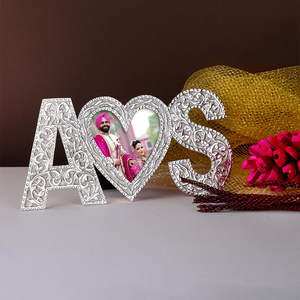Cadre photo personnalisé avec initiale et cœur, avec nom personnalisé, cadre photo décoratif pour cadeau de mariage - Product Image 1