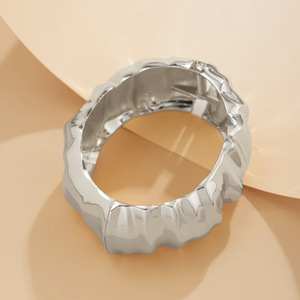 Brazalete <span class=keywords><strong>de</strong></span> Aleación Arrugada Irregular con <span class=keywords><strong>Perlas</strong></span> Cruzadas en Forma <span class=keywords><strong>de</strong></span> Gotas <span class=keywords><strong>de</strong></span> Agua - Product Image 5