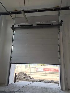Portes <span class=keywords><strong>de</strong></span> <span class=keywords><strong>garage</strong></span> sectionnelles monobloc en acier galvanisé gris argenté, résistantes au vent, disponibles en tailles et couleurs personnalisées, pour sous-sol - Product Image 4