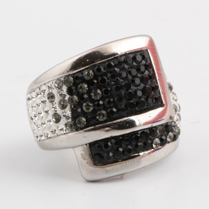 Bague en acier inoxydable noir et blanc double couche, style européen et américain, incrustée de diamants de 18 mm, bijoux de fête pour femme - Product Image 2