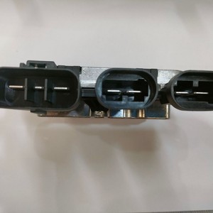Módulo de relé automotriz Yunnuo A6029-001-01 con tres conectores para sistemas eléctricos de vehículos - Product Image 2