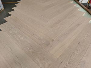 พื้นไม้เอ็นจิเนียร์ขายดีปี 2025 สีอ่อนขัดเงา ลายก้างปลา ไม้โอ๊คเคลือบเงา คุณภาพ<span class=keywords><strong>สูง</strong></span> - Product Image 1